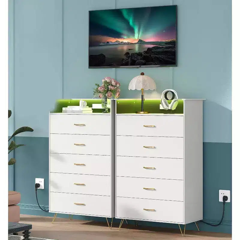 Commode 5 tiroirs avec station de recharge et lumières LED, commode haute en bois pour chambre, salon, couloir, armoire de rangement étroite peu encombrante