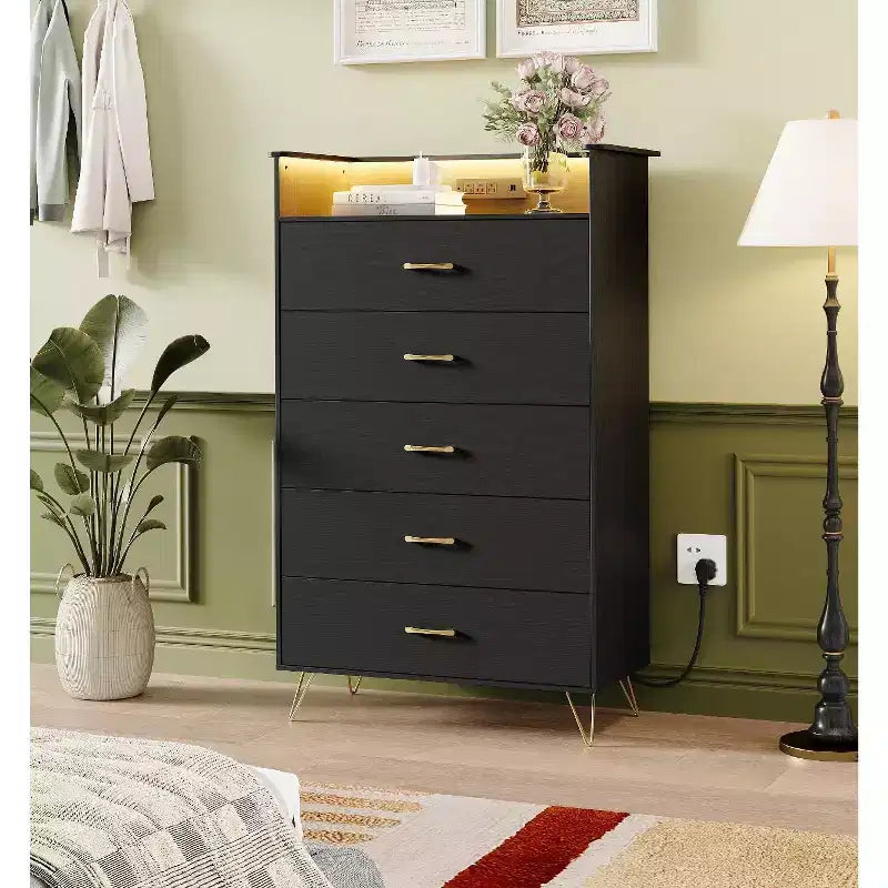Commode 5 tiroirs avec station de recharge et lumières LED, commode haute en bois pour chambre, salon, couloir, armoire de rangement étroite peu encombrante