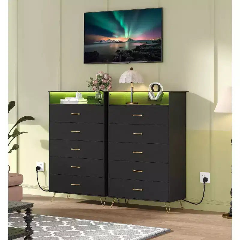 Commode 5 tiroirs avec station de recharge et lumières LED, commode haute en bois pour chambre, salon, couloir, armoire de rangement étroite peu encombrante