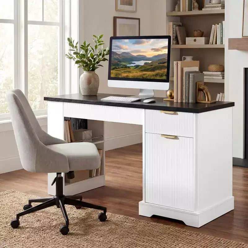 Bureau d'ordinateur moderne de 55 pouces avec meuble de rangement et tiroirs, prises de courant, panneau perforé, étagères intégrées et tablette de clavier, blanc