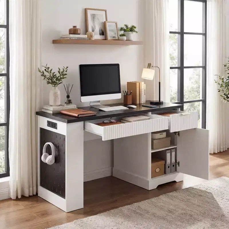 Bureau d'ordinateur moderne de 55 pouces avec meuble de rangement et tiroirs, prises de courant, panneau perforé, étagères intégrées et tablette de clavier, blanc