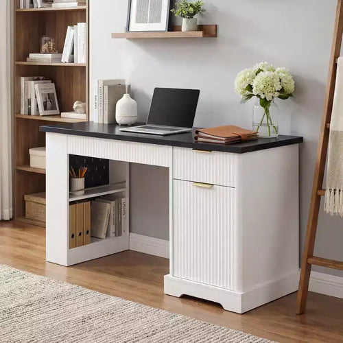 Bureau d'ordinateur moderne de 55 pouces avec meuble de rangement et tiroirs, prises de courant, panneau perforé, étagères intégrées et tablette de clavier, blanc