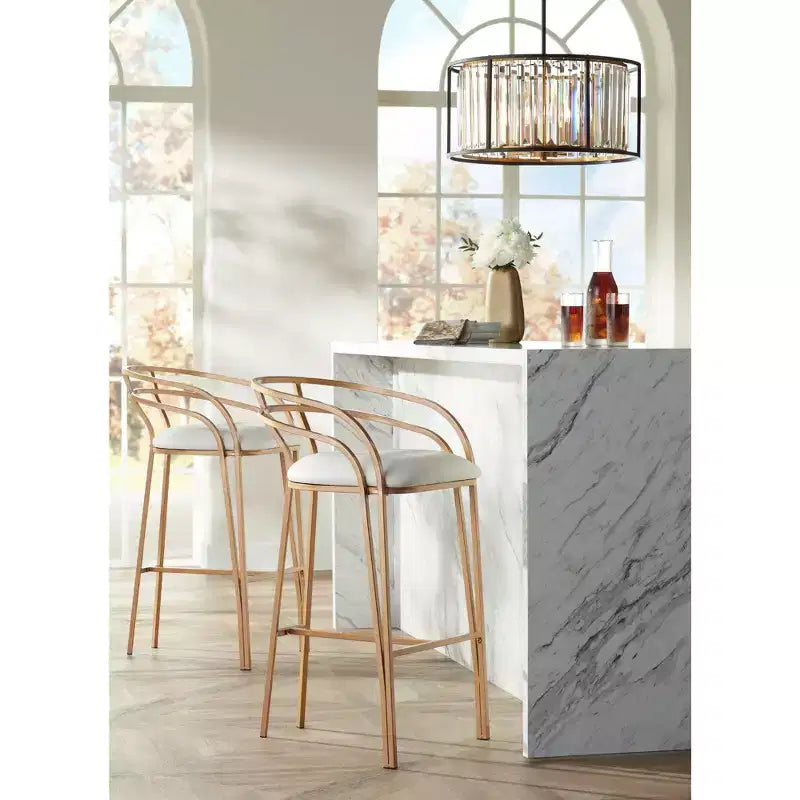 Tabouret de bar Tanner en métal doré, hauteur 76 cm, avec coussin rembourré en tissu blanc moderne, dossier bas et repose-pieds, idéal pour îlot de cuisine de hauteur standard.