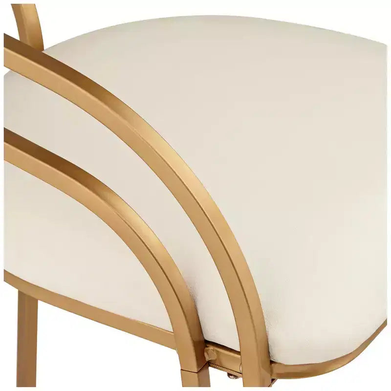 Tabouret de bar Tanner en métal doré, hauteur 76 cm, avec coussin rembourré en tissu blanc moderne, dossier bas et repose-pieds, idéal pour îlot de cuisine de hauteur standard.